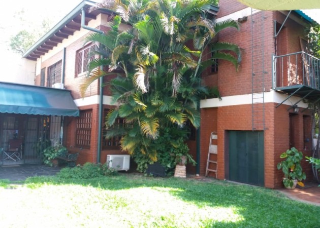 Casa con local acepta permuta