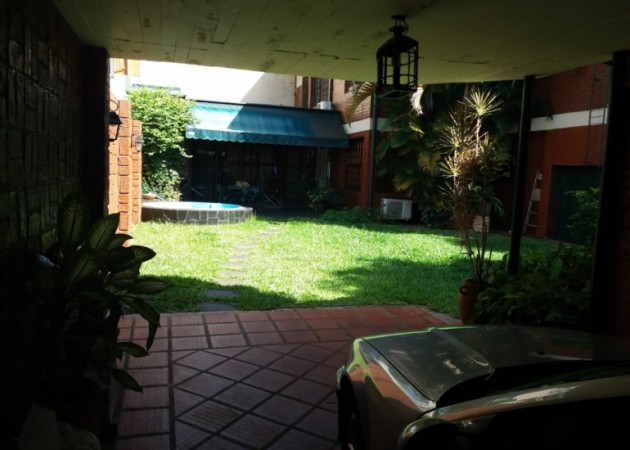 Casa con local acepta permuta