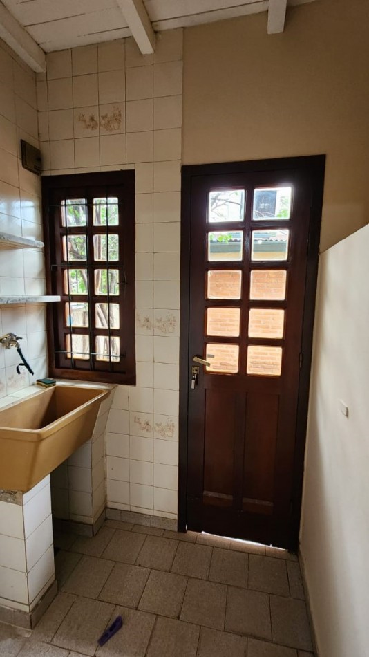 SE VENDE CASA CENTRICA CON LOCAL INDEPENDIENTE